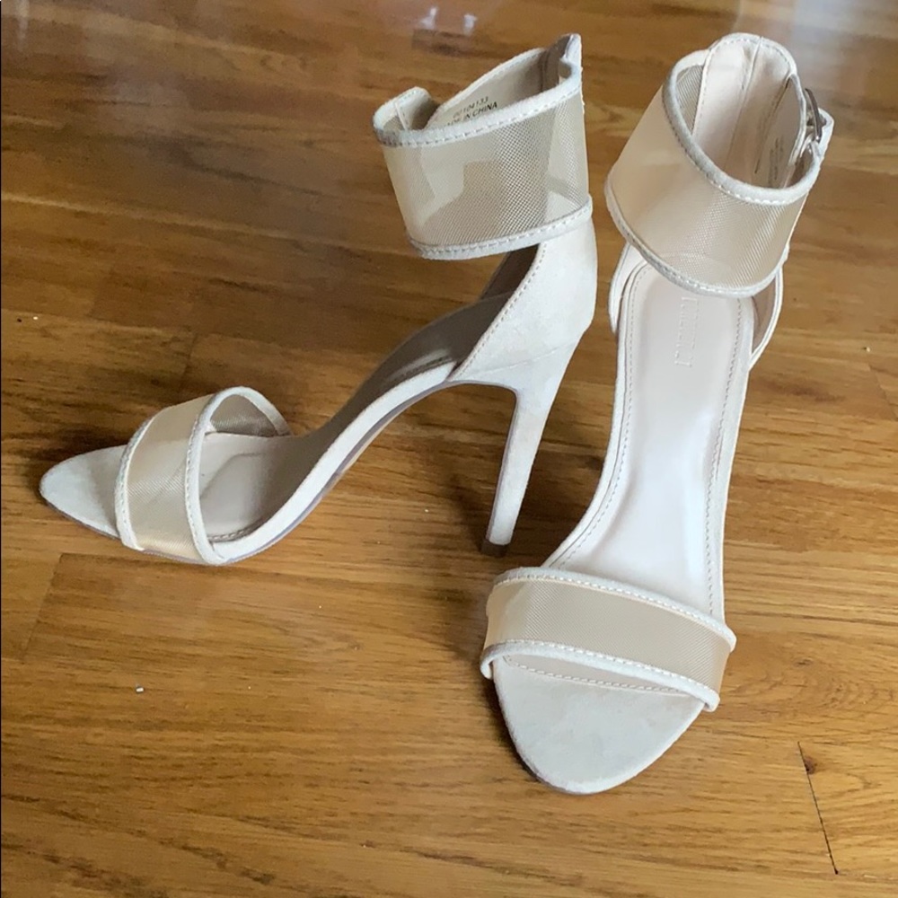 Size 5.5 new without tags nude heels